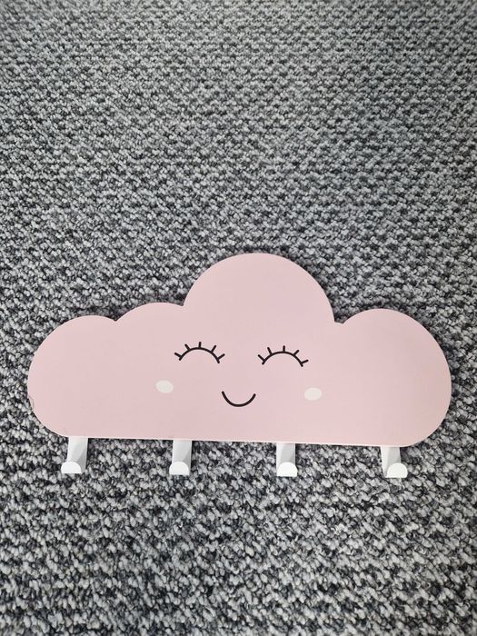 Uroczy drewniany wieszak - różowa chmurka do pokoju dziecięcego!