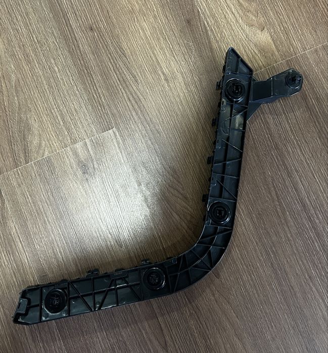 Кронштейн заднего бампера лівий (бумеранг) Tesla Y