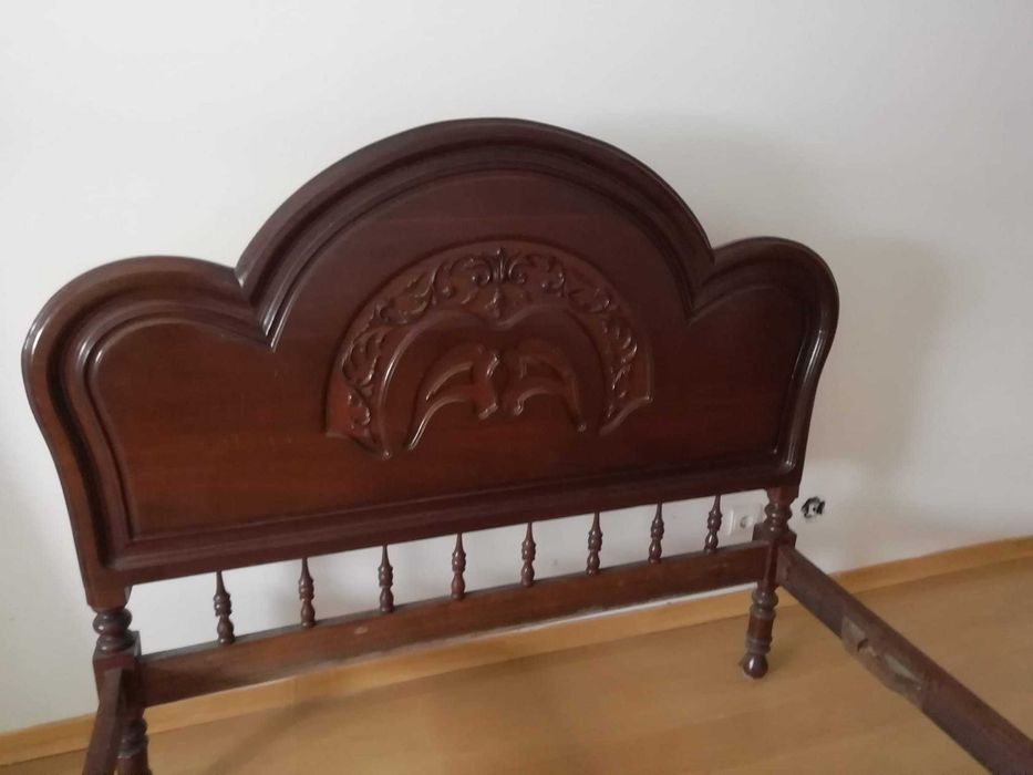 Quarto de casalo com estrado e colchão - Para Desocupar em Bom Estado