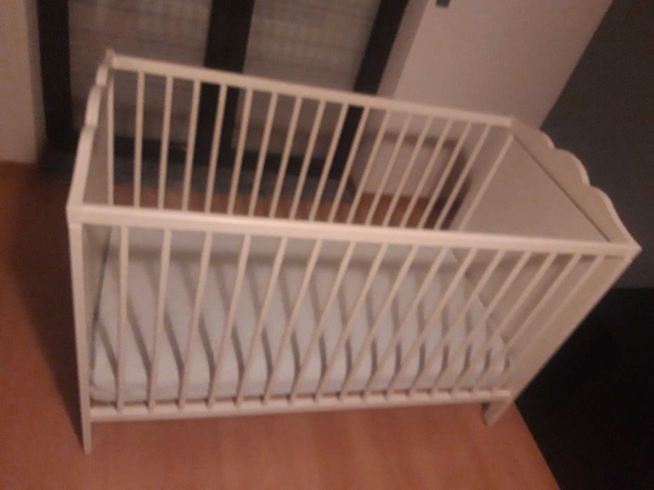 Vendo berço + colchão com duas alturas