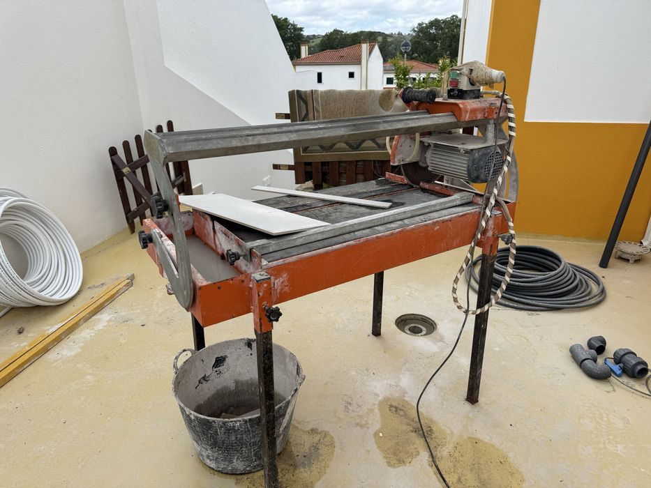 Maquina corte pedra azulejo com agua