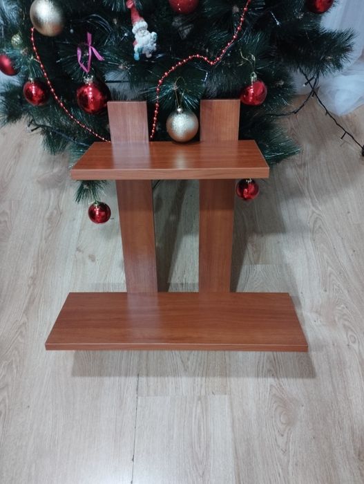 Полиця з двох поличок.