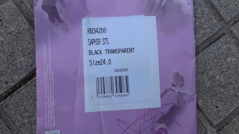 Conjunto de skis, botas e bastoes de ski