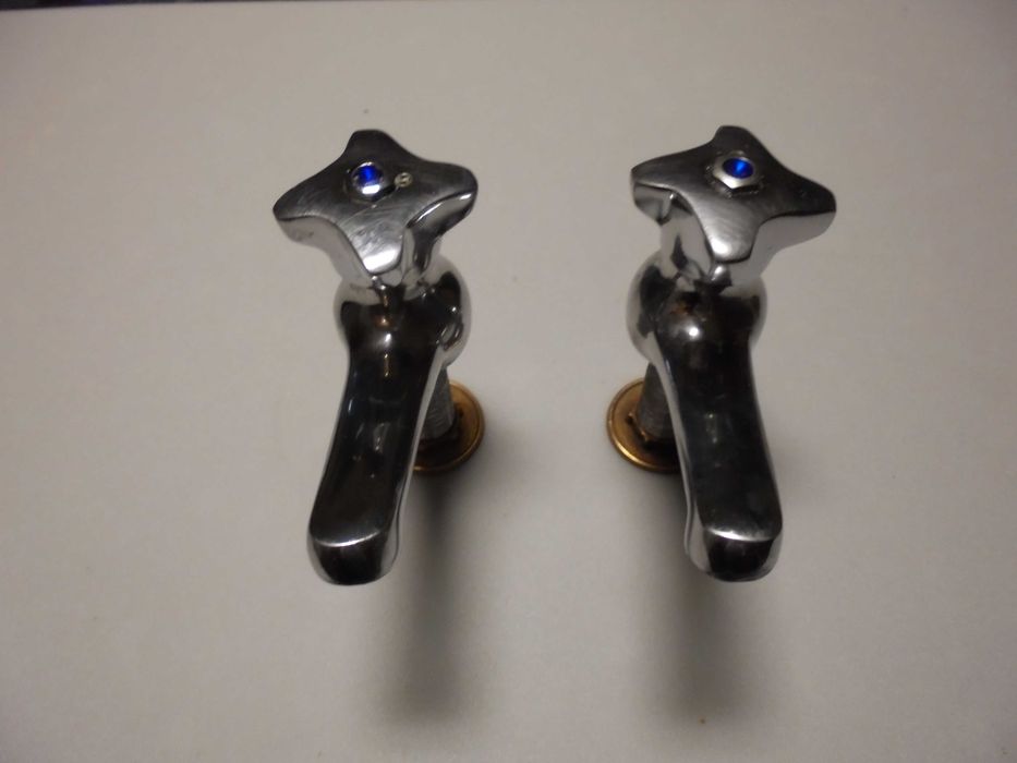2 torneiras antigas em cobre cromado