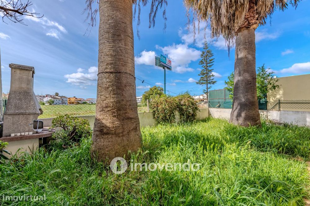 Moradia T4, com áreas amplas e jardim, em Faro
