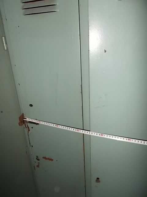 Шафа металева дводверна для робочого одягу.