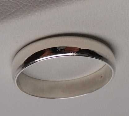 Srebrna gładka obrączka R.24 szerokość 4,8 mm.