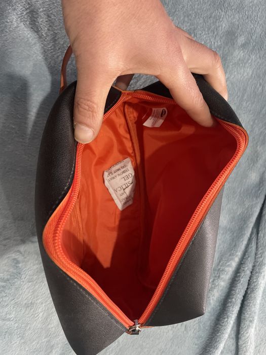 Bolsa preta com detalhe laranja