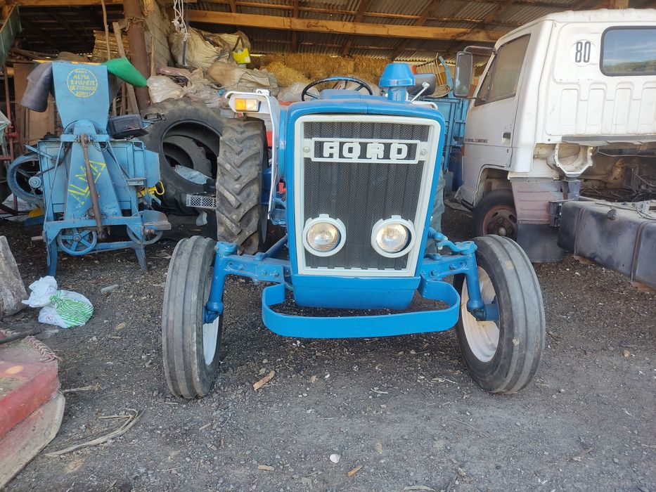 Trator Ford 2600 impecável