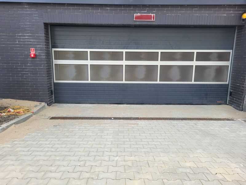 Garaż pod Budynkiem Hakena Cukrownia Prąd Ciepły Bezpieczny Gumieńce