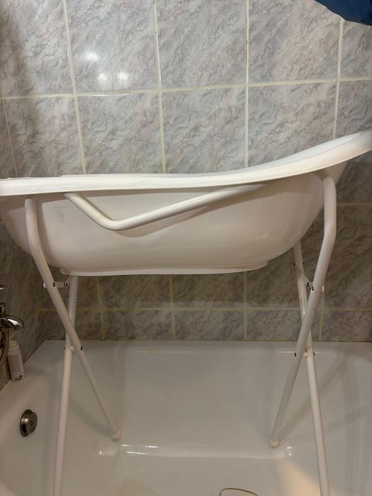 Zestaw w dobrym stanie. Wanienka + stojak.