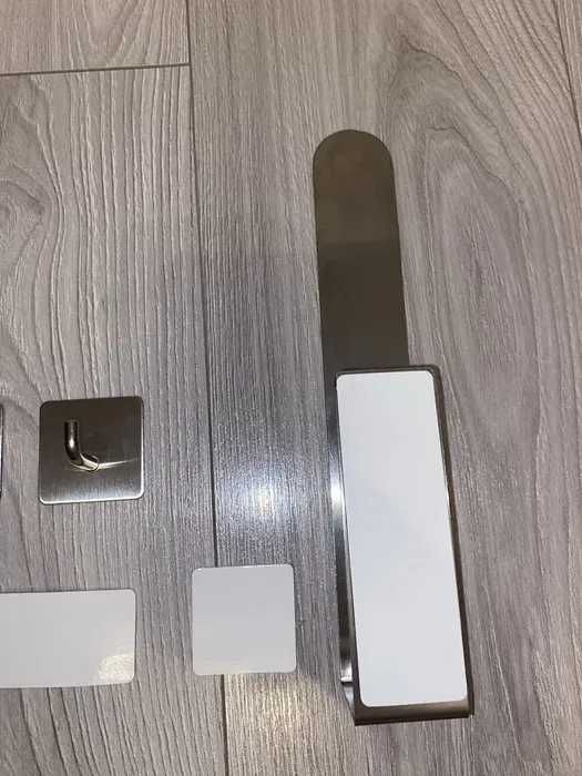 Samoprzylepne uchwyty łazienkowe