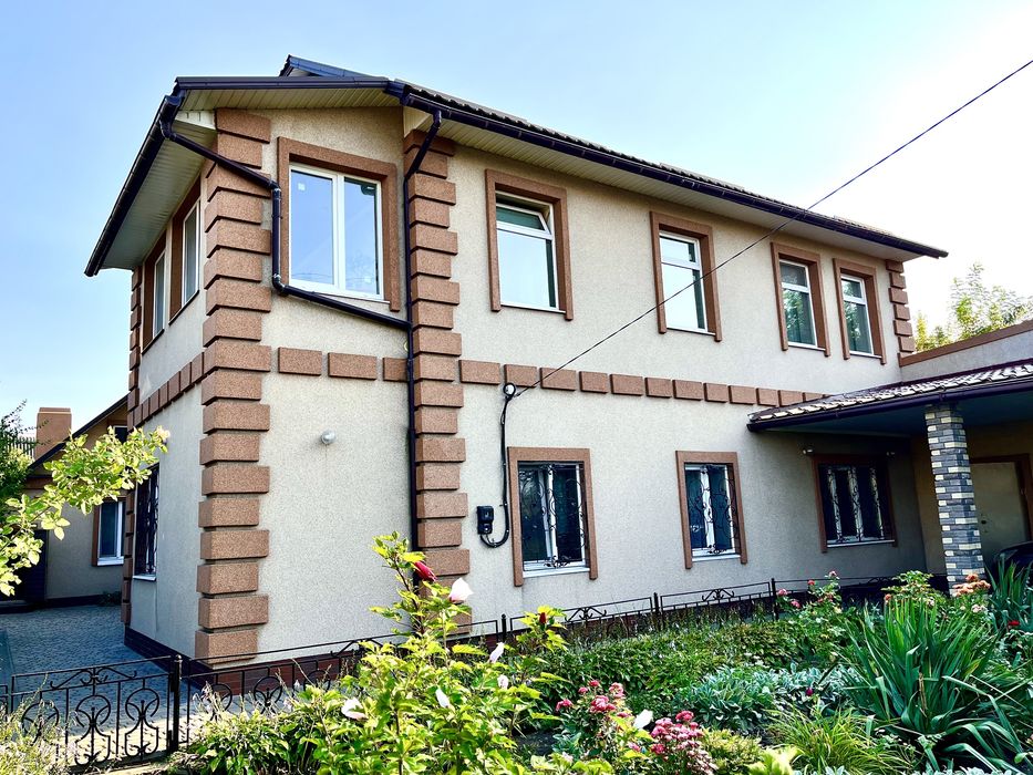 Капітальний будинок РОМАНКОВЕ, гараж, сад, тераса – всі зручності!
