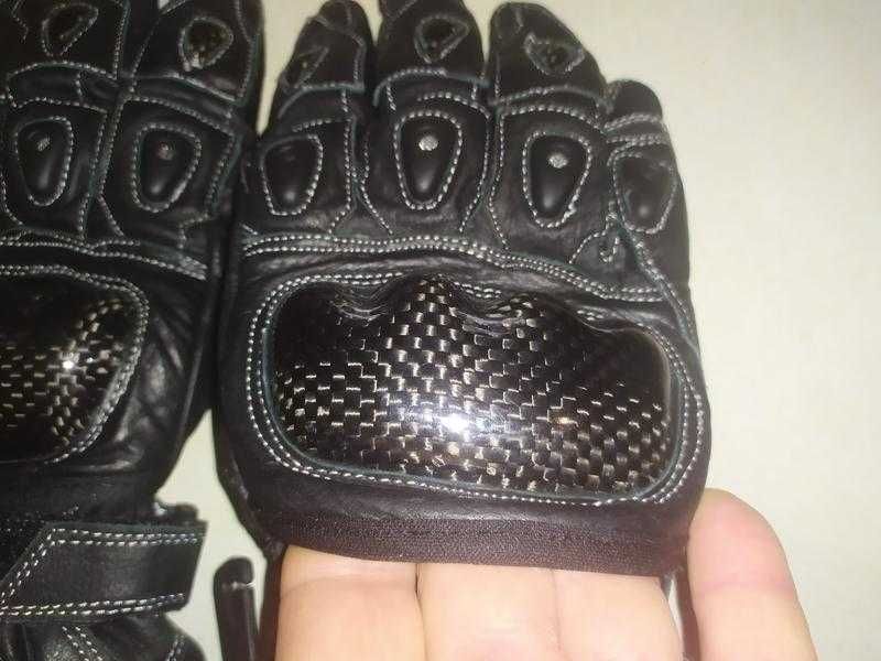 Мотоперчатки кожаные с защитой суставов и пальцев.