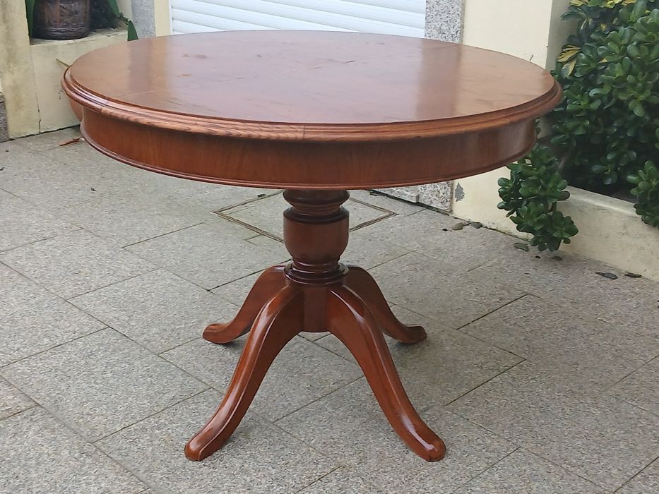 Vendo MESA DE JANTAR REDONDA que abre e fica OVAL em madeira MACIÇA.