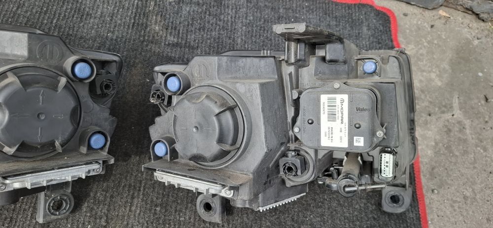 Lampa przod  Grand cherokee WK2  BI -Xenon skrętny 55112912AB 68111035AG