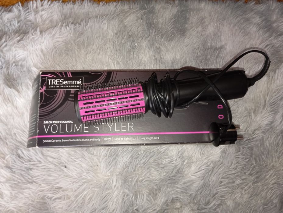 Máquina/Escova Tresemmé de alisar e de dar Volume