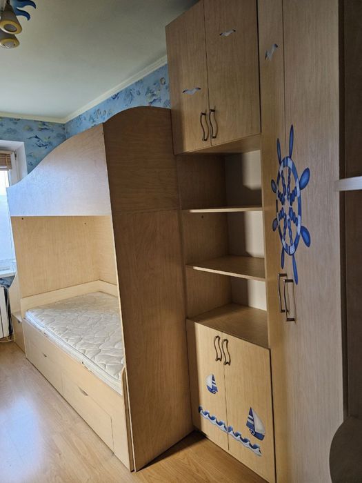 Комплект меблів в дитячу кімнату