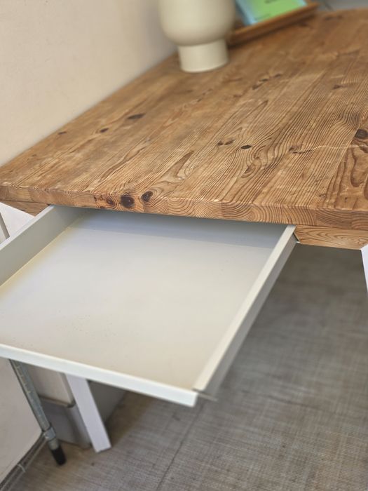 Secretária / Mesa em Madeira  com Gaveta — 45€