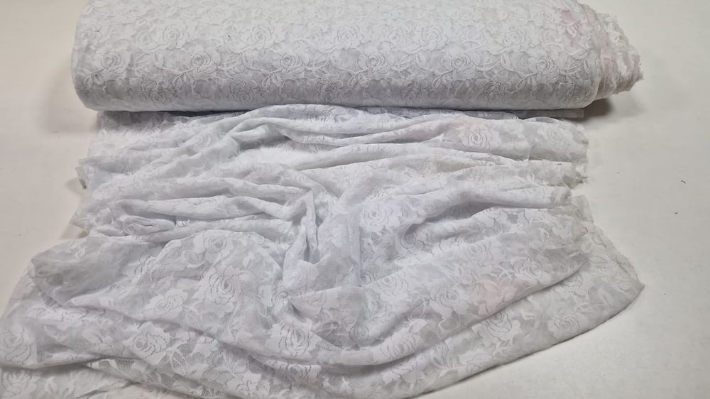 Koronka biała z przebarwieniami szer.140 cm.