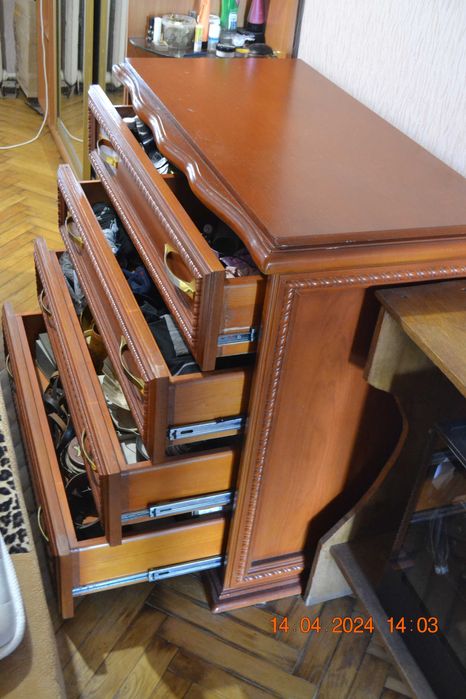 Комод на 4 выдвижных ящика. Высота 90 см. Верхняя крышка: 104х53 см.