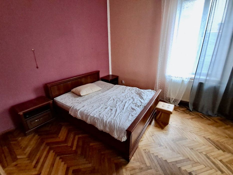 Продається 2-кімнатна квартира в самому центрі міста. Чортків