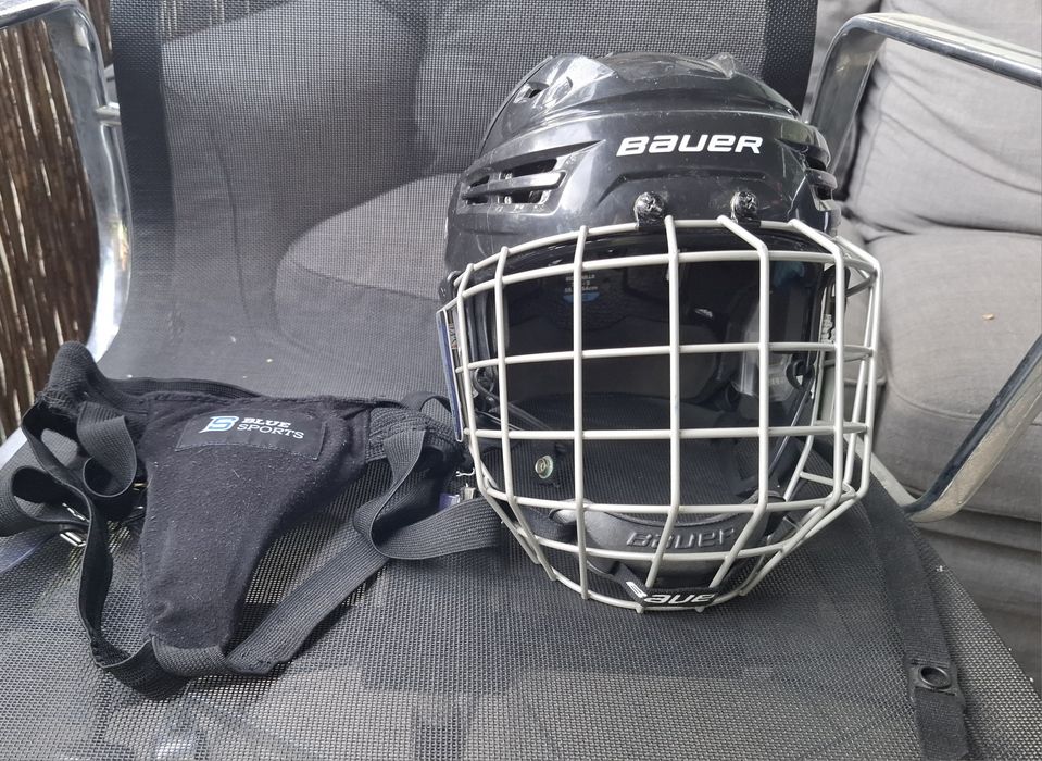 Kask hokejowy firmy Bauer i suspensor damski