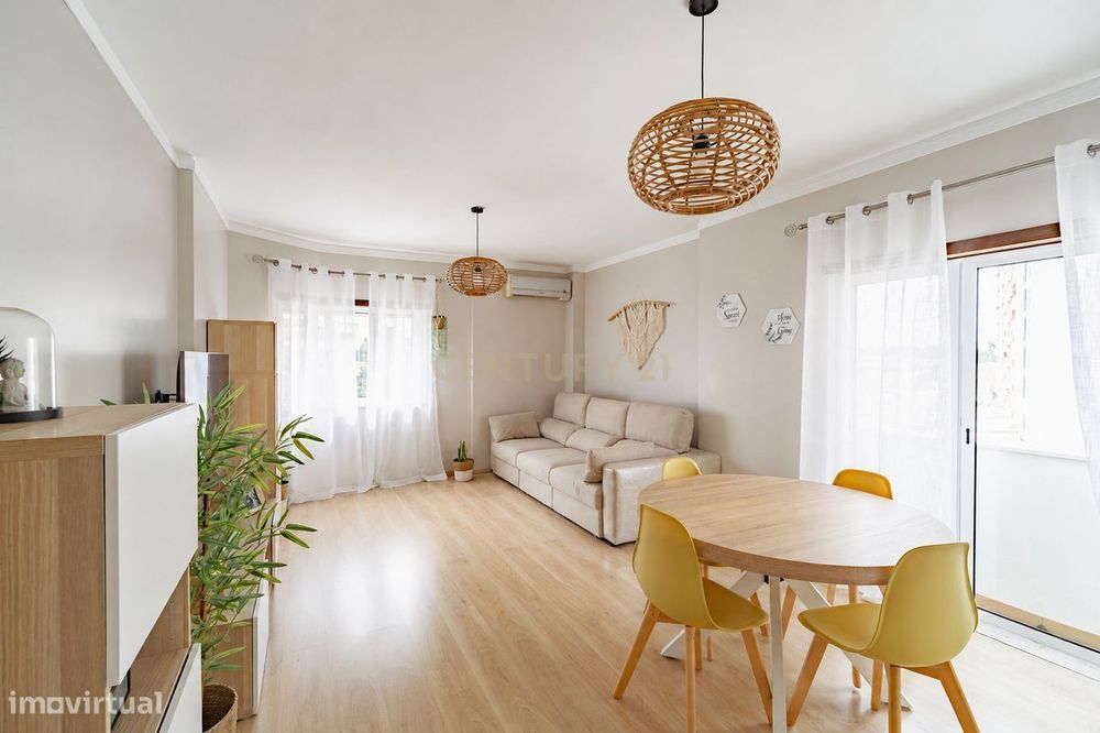 Apartamento T2 em Santa Marta do Pinhal, Corroios