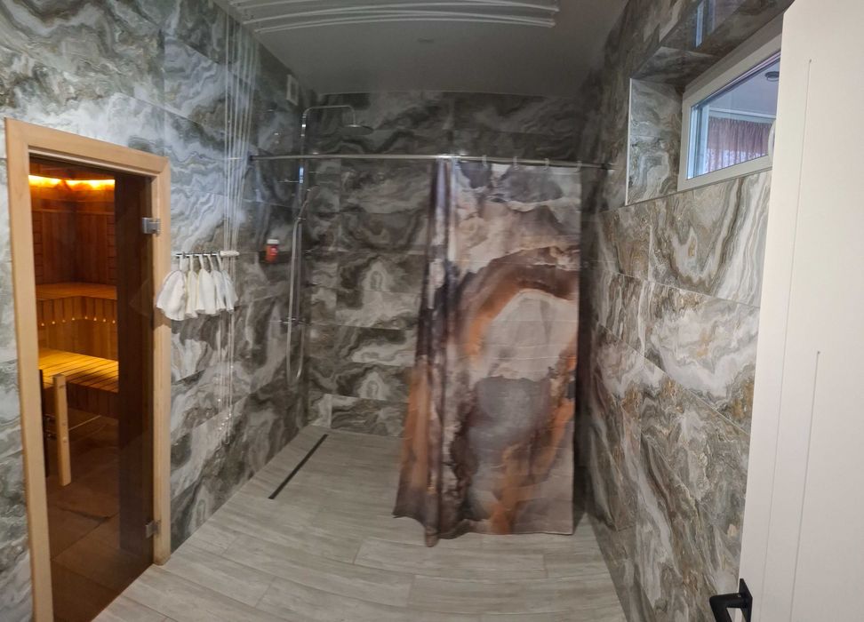 Будинок з сольовою лазнею на березі озера, зимова рибалка.