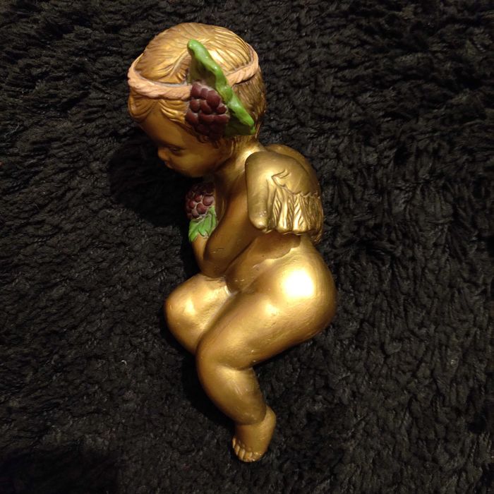 Anjo dourado em gesso