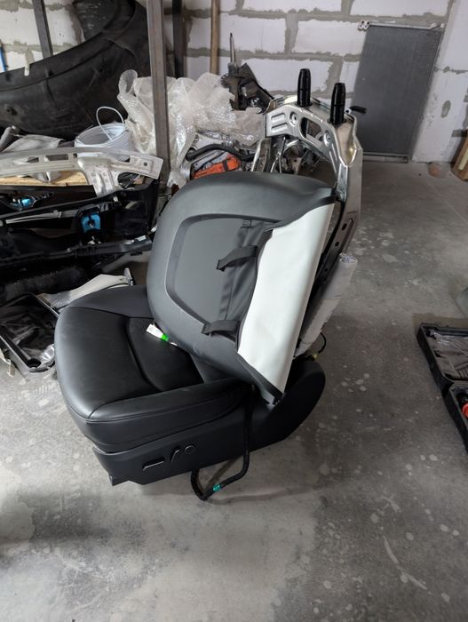 Сидіння тесла модел Y 2023 року під роботу