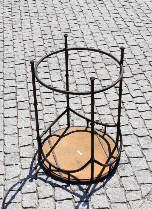 Mesa de apoio metálica e tampo em vime, feita na Tailândia