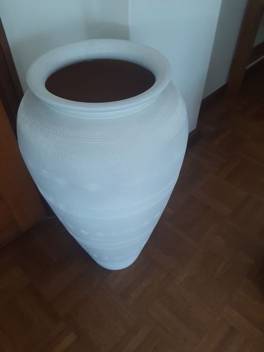 Pote decorativo, em grés, com pintura branca