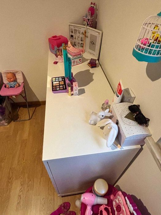 Cómoda / Móvel de quarto branco com 6 gavetas e rodinhas – Impecável