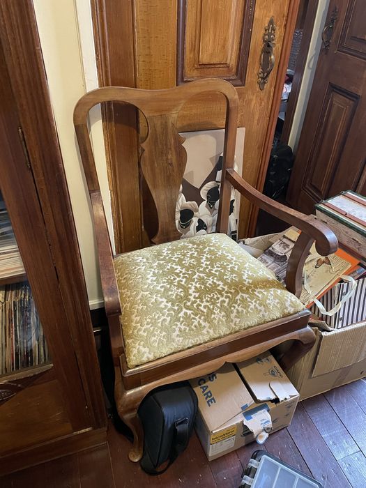 Cadeirao em madeira forrado