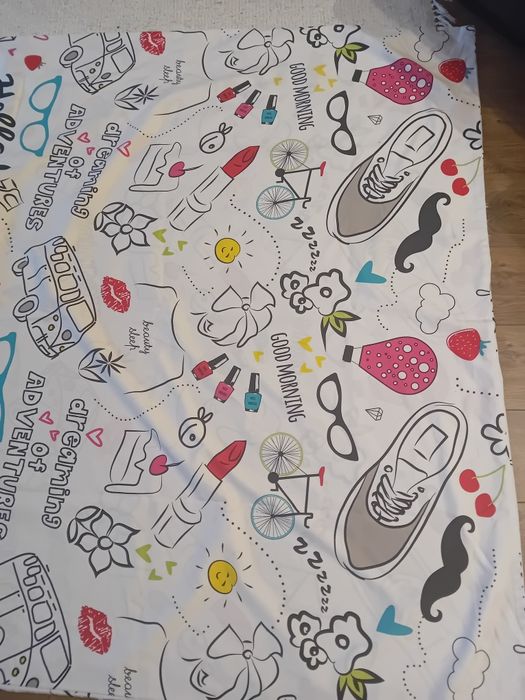 Pościel biała wzorki szminka perfumy okulary