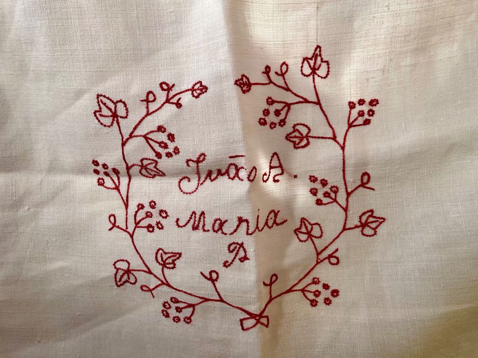 Almofada em linho bordada ao gosto popular