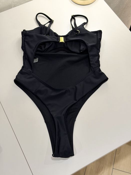 Трендовий суцільний купальник із пірсингом чорний