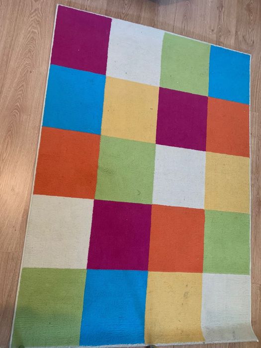 Tapete xadrez colorido, ideal para quarto de crianca