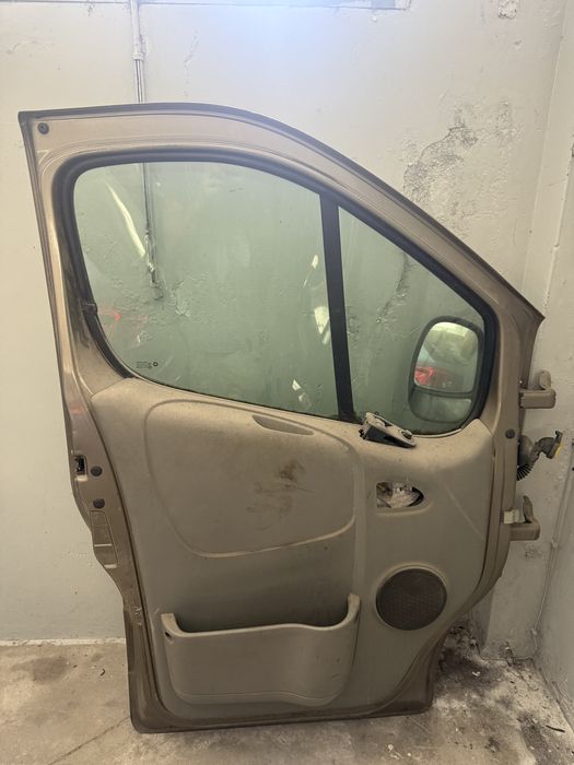 Porta Frente Esquerda Renault Trafic com Retrovisor