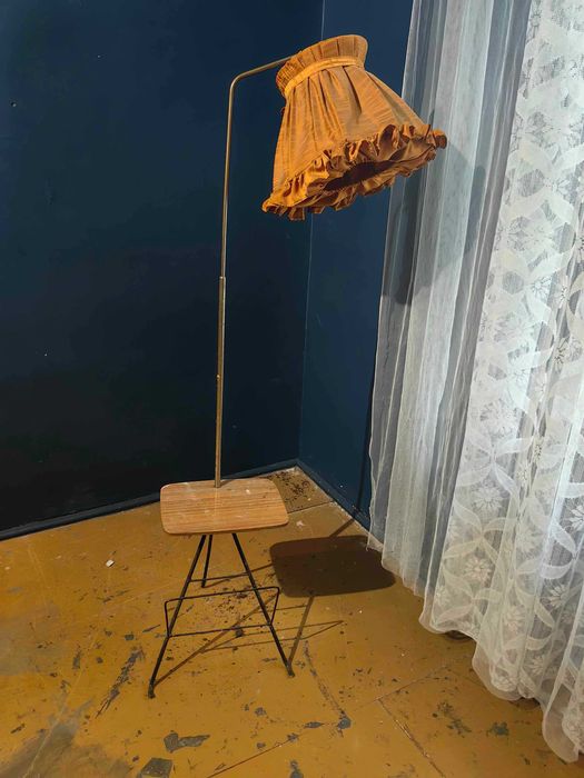 Lampa stojąca ze stolikiem z prl