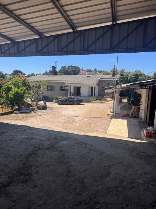 Alugar quarto em pequena quinta com área de lazer