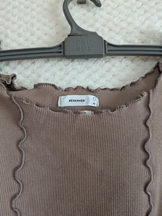 Crop top z długimi rękawami. Reserved. Rozmiar XS.