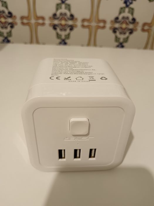 Tomada com entradas europeias e usb