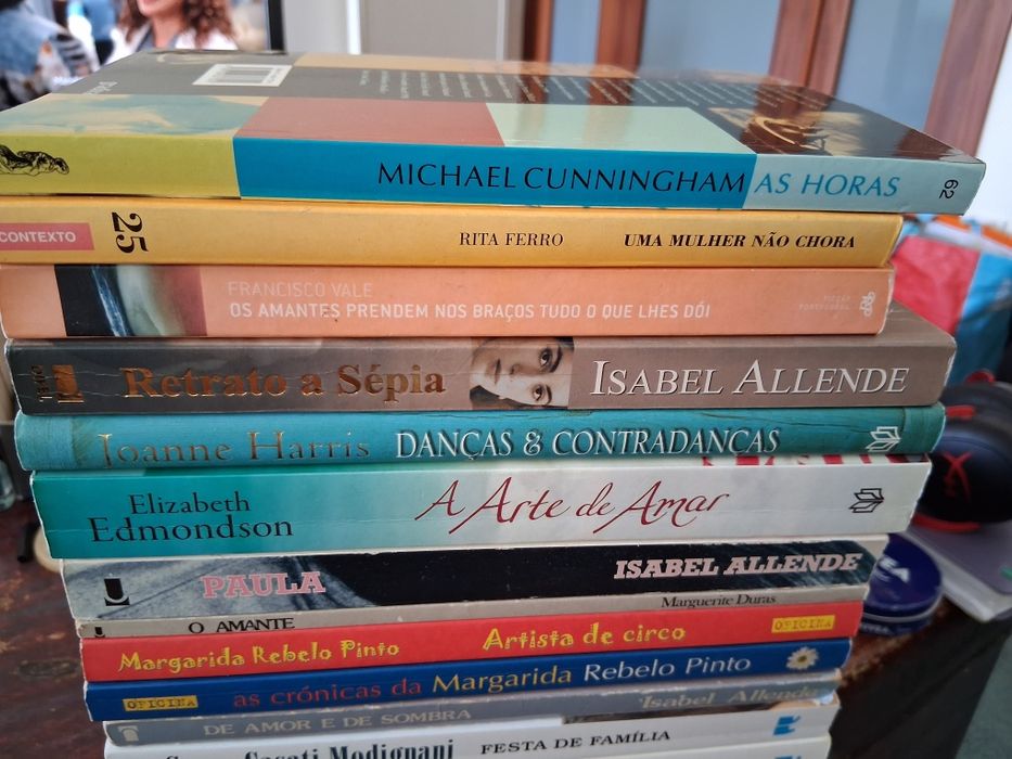 Livros diversos em português