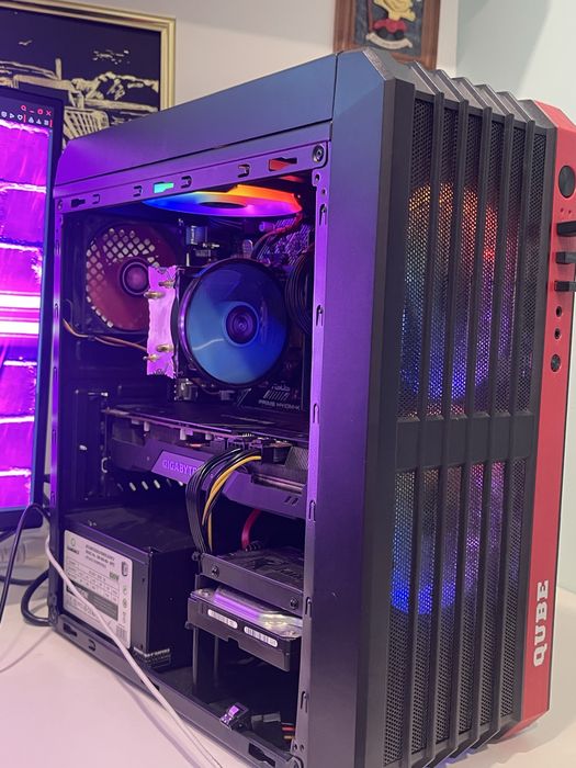 Корпус, 4 кулери, топова циркуляція повітря.