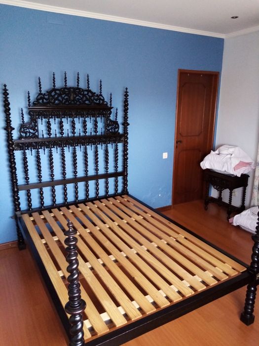 Cama de casal com estrado e 2 mesinhas cabeceira