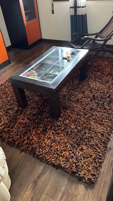 Tapete preto e laranja