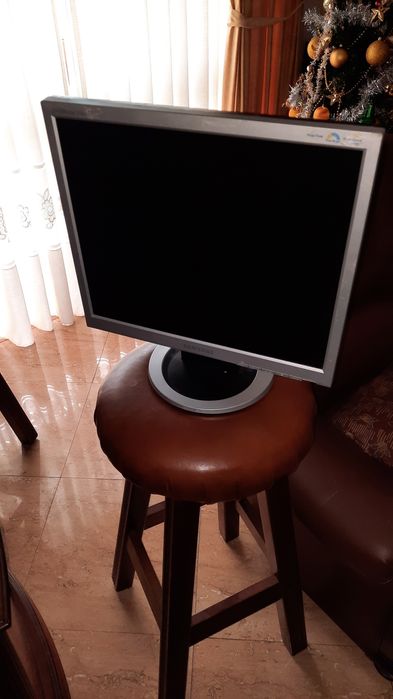 Monitor 17 Samsung SyncMaster 710N usado ,mas ainda a funcionar