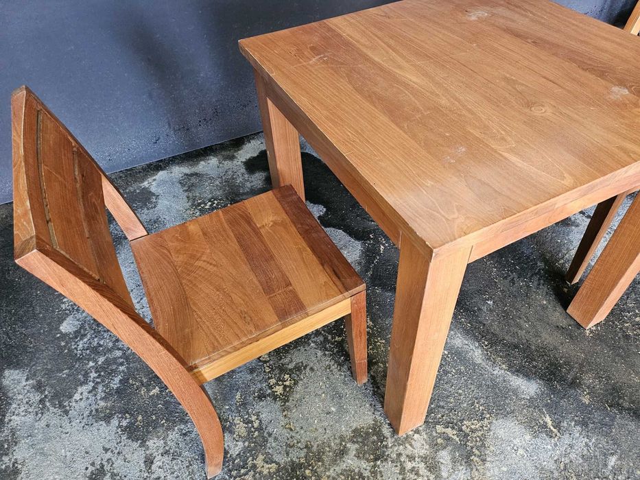 Conjunto mesa e cadeiras em cerejeira